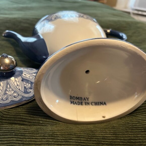 Bombay Company Chinoiserie "ARABESQUE" 12-inch Tall Coffee Pot & Lid Blue/White - Picture 6 of 7